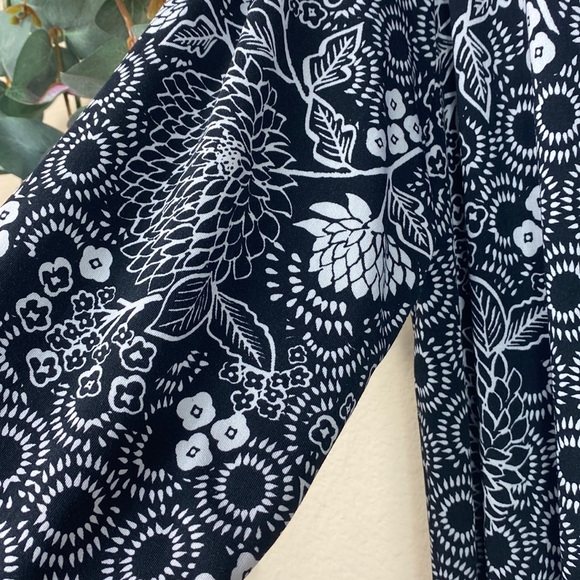 •secret treasures• {b & w} 3/4 Sleeved V-neck Slinky Boho Dahlia Printed Dress - Picture 11 of 13